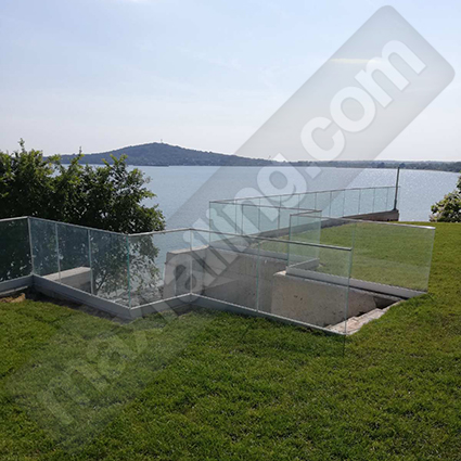 Стъклен парапет с алуминиев профил